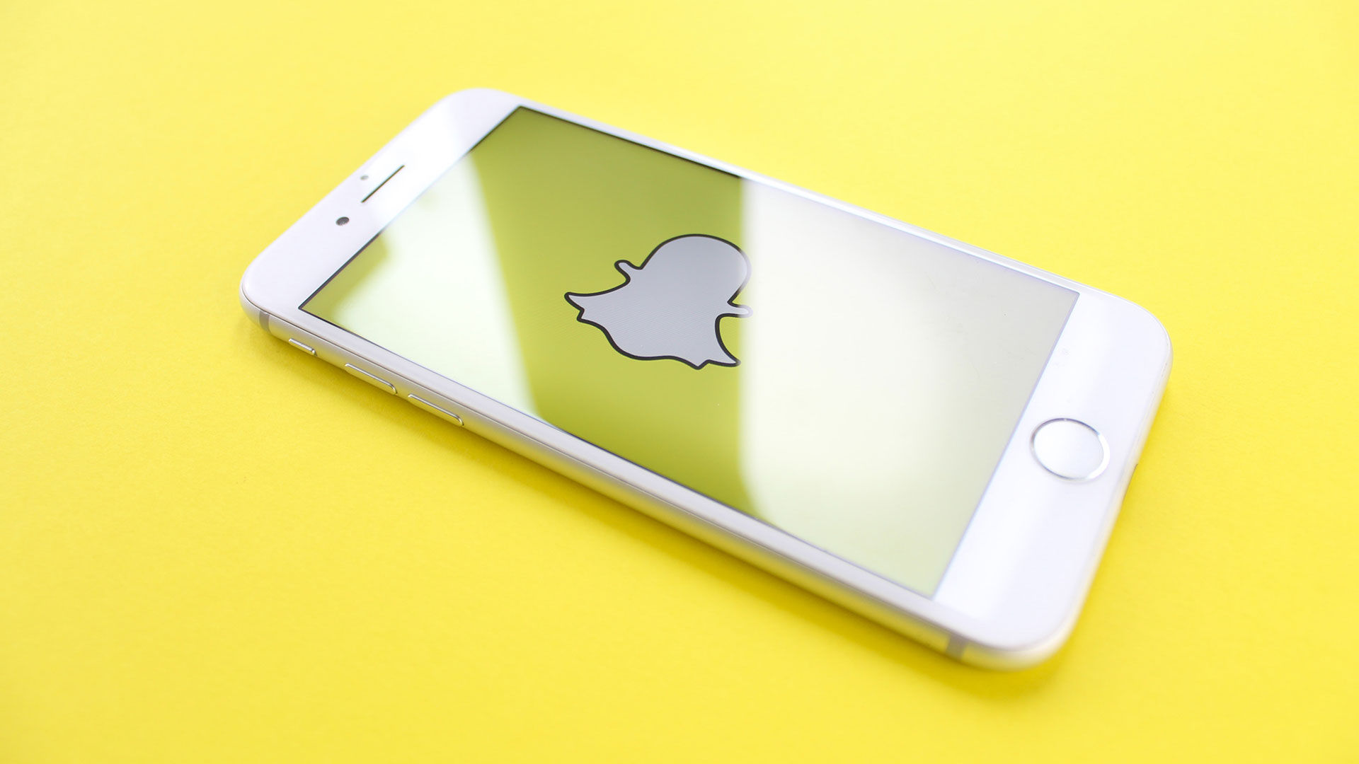 How to Add a Snapchat Link to Facebook